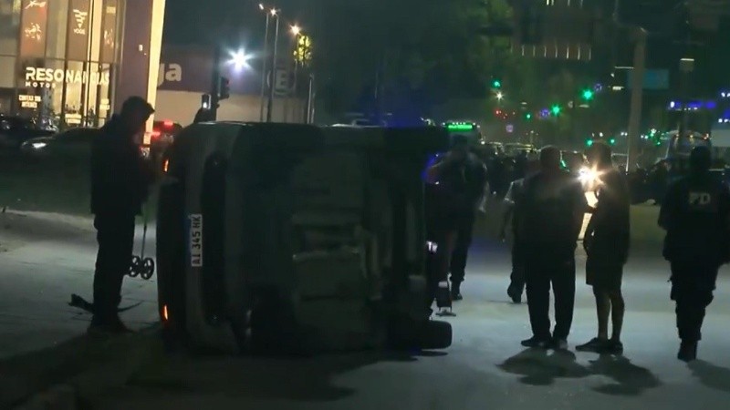 El Citröen C3 XTR terminó volcado.