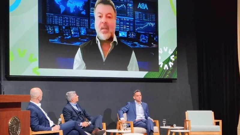 Los analistas Fernando Vuelta y Sergio Juve, el exportador Martín Spino, y por zoom el broker Antonio Ochoa