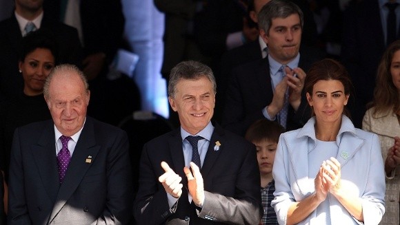 Tèlam Tucuman 09/07/2016 - Se realiza en la Av Mate de Luna de la capital tucumana, el Desfile Cívico Militar conmemorando el Bicentenario de la Independencia. Encabeza el acto el presidente de la Nación Mauricio Macri, junto al rey emèrito Don Juan Carlos de Borbon, el gobernador de la provincia Juan Manzur y su esposa Juliana Awada. Foto: enviado especial/Emilio Rapetti/Tèlam/cgl