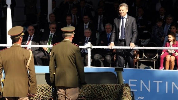Tèlam Tucuman 09/07/2016 - Se realiza en la Av Mate de Luna de la capital tucumana, el Desfile Cívico Militar conmemorando el Bicentenario de la Independencia. Encabeza el acto el presidente de la Nación Mauricio Macri, junto al rey emèrito Don Juan Carlos de Borbon, el gobernador de la provincia Juan Manzur y su esposa Juliana Awada. Foto: enviado especial/Emilio Rapetti/Tèlam/cgl