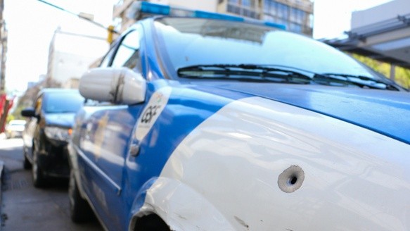 El móvil policial baleado que estaba custodiando la casa del Tiki Martínez.