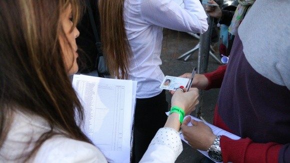 Mucho control en la puerta para poder ingresar.