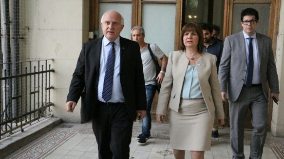Lifschitz y Bullerich en los pasillos de Gobernación. 
