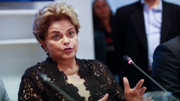 La expresidenta brasileña Dilma Rousseff habla en una rueda de prensa.