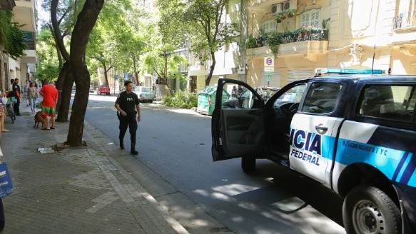 Calle cortada por la policía tras el hallazgo.