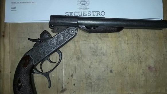 Unas de las armas secuestradas en el operativo.