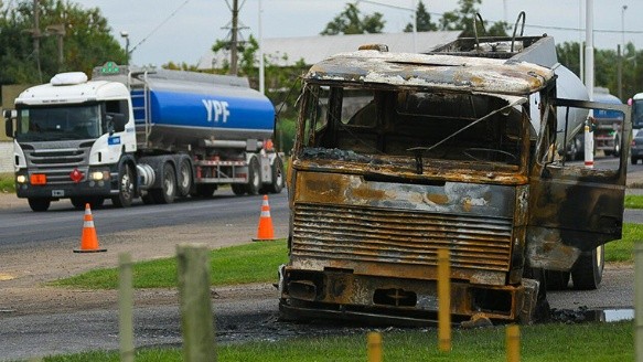 Así quedó el camión que embistió a un hombre en San Lorenzo.