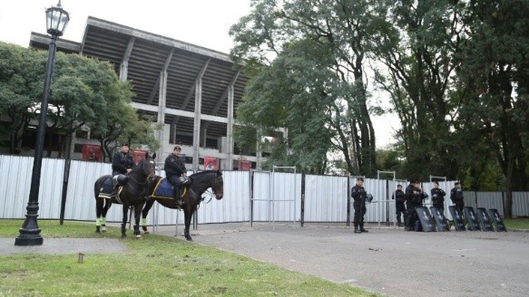 Policías en todos los accesos al Coloso Marcelo Bielsa.