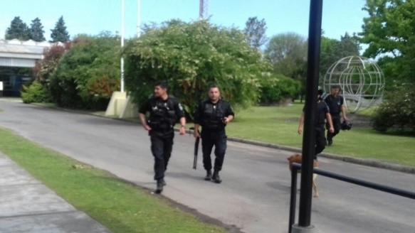 Policías revisaron las instalaciones de Grupo de Televisión Litoral.