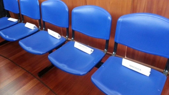 Sillas vacías pasadas las 9.