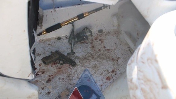 La pistola calibre 380 hallada y la sangre en la lancha que conducía Matías Messi. 