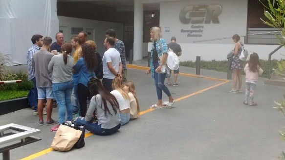 Familiares y amigos en la puerta del sanatorio, durante la ablación este sábado.