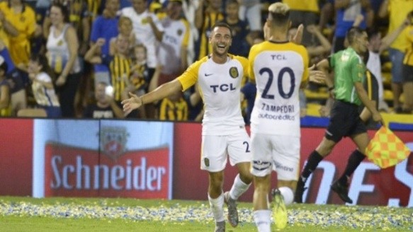 Zampedri, el 20, va a abrazar a Lioi, que se llevó un 10 de puntaje.