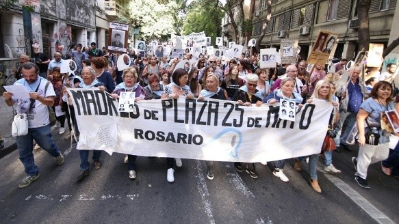 Abuelas de Plaza 25 de Mayo encabezan la marcha en Rosario.
