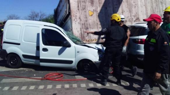 Otros vehículos fueron colisionados por el camión.