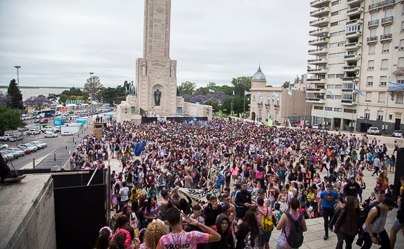 ElMonumento repleto de estudiantes este viernes por la mañana. (Alan Monzón/Rosario3.com)