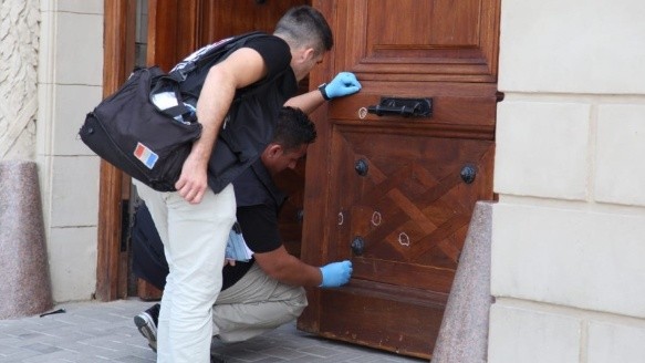 Personal de la PDI constató los impactos en la puerta de madera central del Palacio Vasallo.
