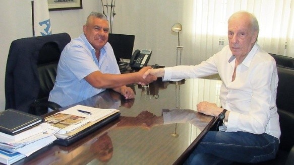 El Flaco Menotti estrechando la mano de Chiqui Tapia.