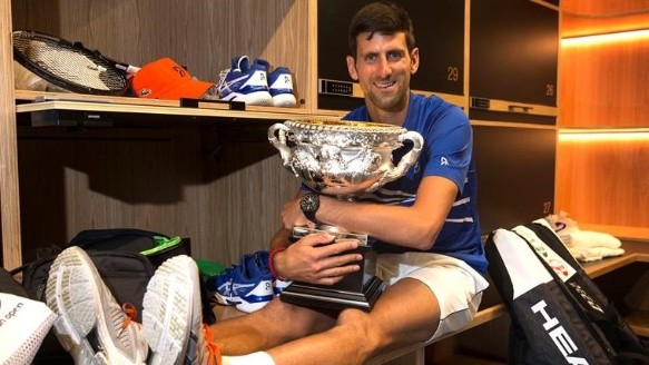 Djokovic y su festejo en el vestuario.