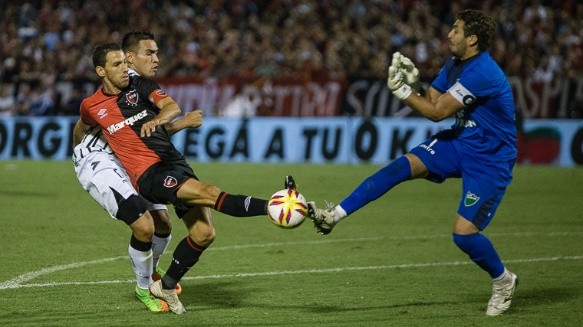 El momento del penal de Ardente sobre Maxi Rodríguez. (Alan Monzón)