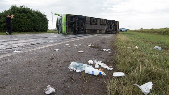 Así quedó el colectivo en el kilómetro 36 de la autopista Rosario - Santa Fe.