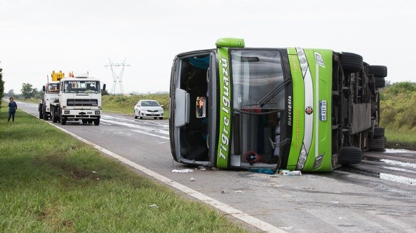 Así quedó el colectivo en el kilómetro 36 de la autopista Rosario - Santa Fe.