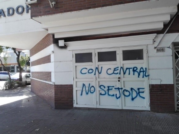 “Con Central no se jode”: pintadas contra Carloni y Lucero | Rosario3