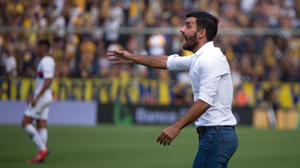 Ferrari da indicaciones en el Gigante frente a San Lorenzo.