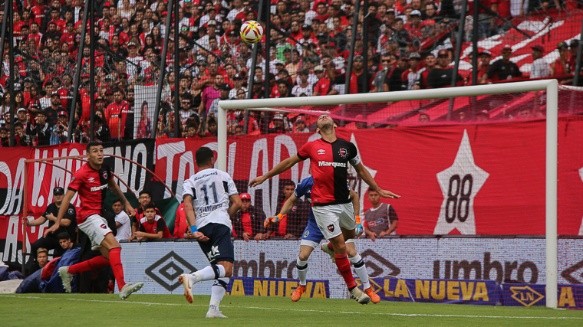  El gol de Maxi, una maravillosa peinada hacia atrás. (Alan Monzón / Rosario3.com) 
