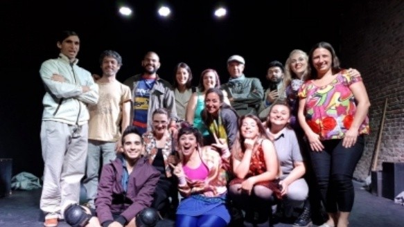 Un grupo de actores y actrices audicionan para ser parte del espectáculo 