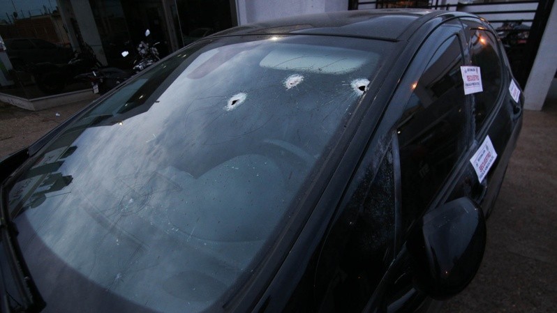 Así quedó el vehículo de la víctima tras el ataque. (Alan Monzón/Rosario3)
