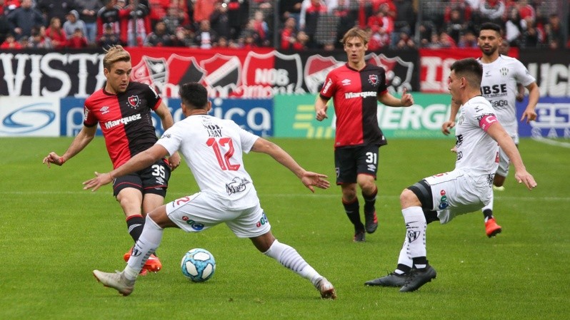 Nadalin va con la pelota, lo cubre atrás Cacciabue. (Alan Monzón)