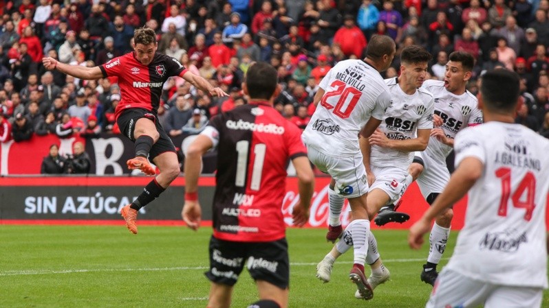  La pirueta de Alexis para el primero. (Alan Monzón / Rosario3) 