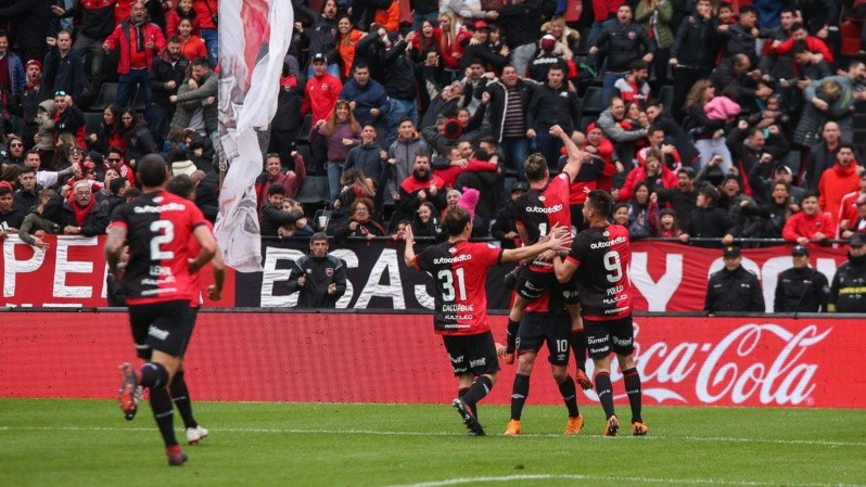 El festejo rojinegro tras la primera conquista. (Alan Monzón).