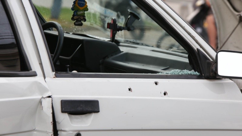 Los tiros que impactaron en el auto. (Alan Monzón/Rosario3)