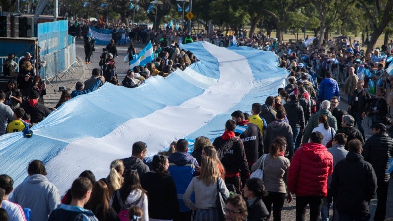 Desfile con la bandera más larga del Mundo (Alan Monzón).