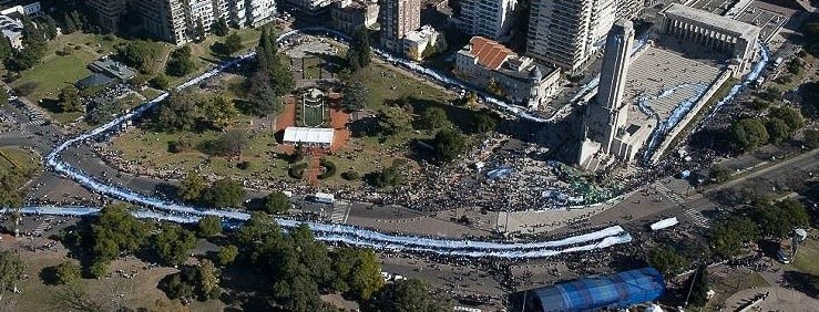 Una vista aérea de un desfile con la bandera más larga del mundo.