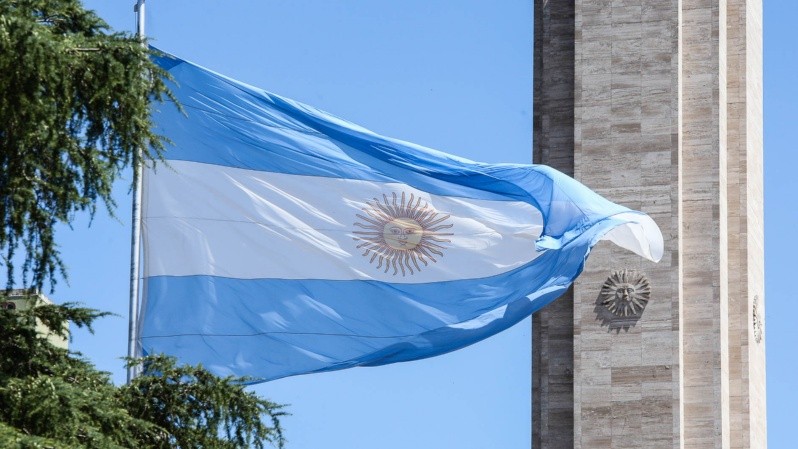 El mástil principal del Monumento a la Bandera. (Alan Monzón)