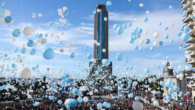 El Monumento en celeste y blanco durante la celebración del Día de la Bandera (Alan Monzón). 