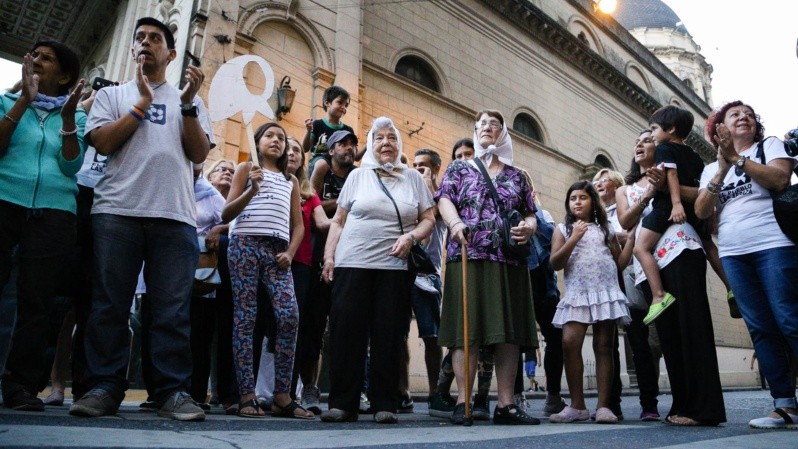 'Chiche' Massa y Norma Vermeulen de Madres de la Plaza 25 de Mayo, en una de sus últimas marchas. (Alan Monzón/Rosario3)