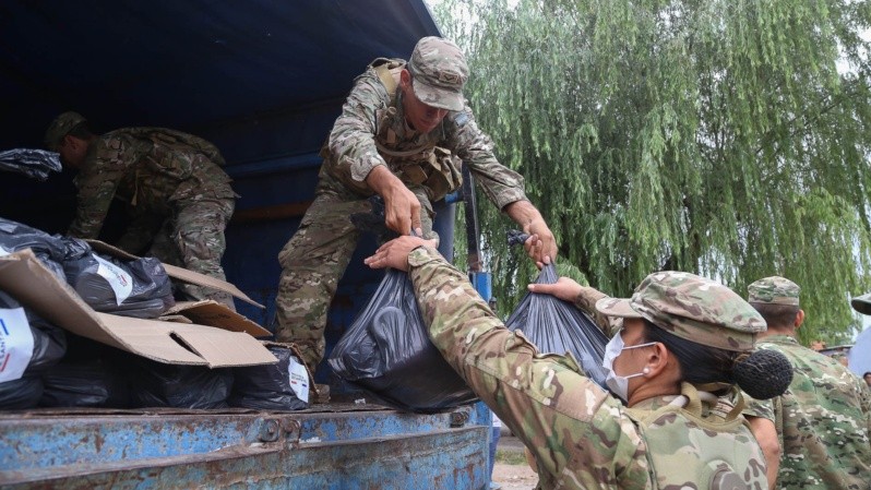 La entrega de alimentos en zona oeste este miércoles por la mañana. (Alan Monzón/Rosario3)