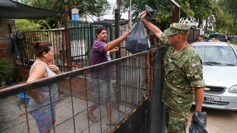 La entrega de alimentos en zona oeste este miércoles por la mañana. (Alan Monzón/Rosario3)