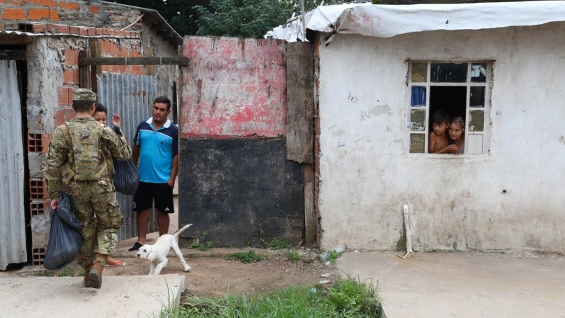 La entrega de alimentos en zona oeste este miércoles por la mañana. (Alan Monzón/Rosario3)