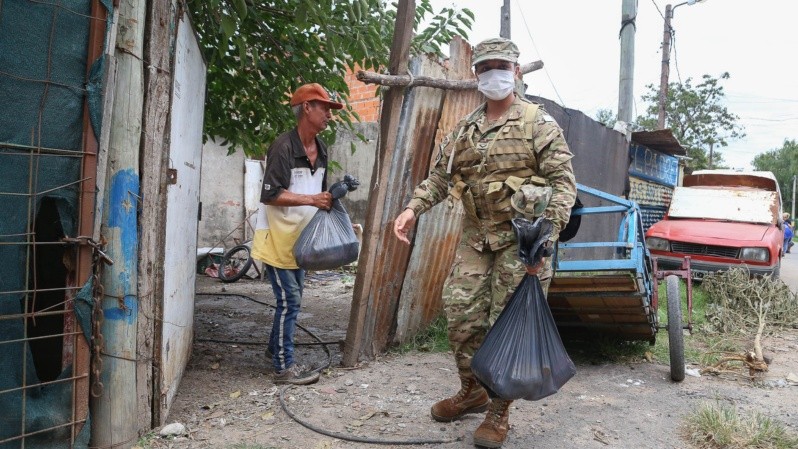 La entrega de alimentos en zona oeste este miércoles por la mañana. (Alan Monzón/Rosario3)
