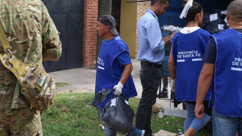La entrega de alimentos en zona oeste. (Alan Monzón/Rosario3)