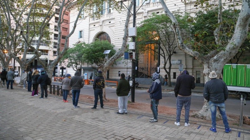 Una larga fila este miércoles por la mañana para cobrar el bono del IFE. (Alan Monzón/Rosario3)