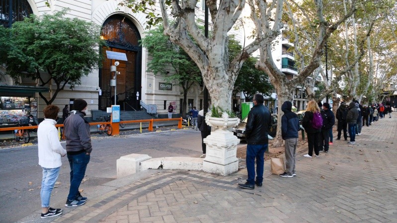 Larga fila este miércoles por la mañana en la sede del Correo Argentino frente a plaza Pringles. (Alan Monzón/Rosario3)