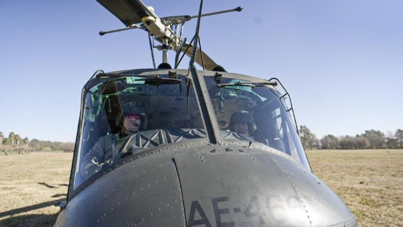 Defensa suma 12 brigadistas y un helicóptero para combatir los incendios en las islas frente a Rosario.