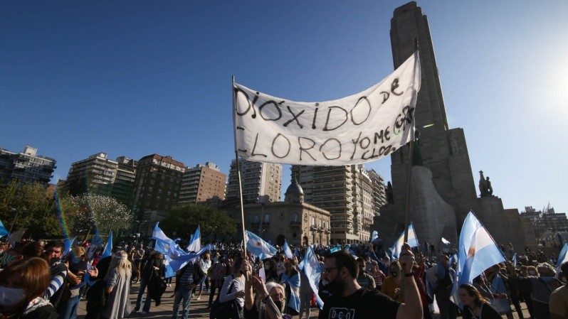 Una de las banderas en apoyo al consumo del dióxido de cloro. Foto: Alan Monzón/Rosario3