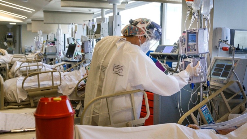 Un médico controla el equipamiento en unas de las camas con pacientes enfermos de covid en la Unidad de Terapia Intensiva. (Alan Monzón/Rosario3)